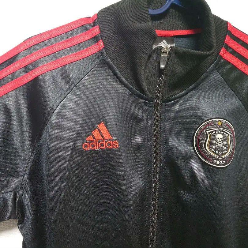 アディダス Orlando Pirates トラックジャケットロゴバック刺繍