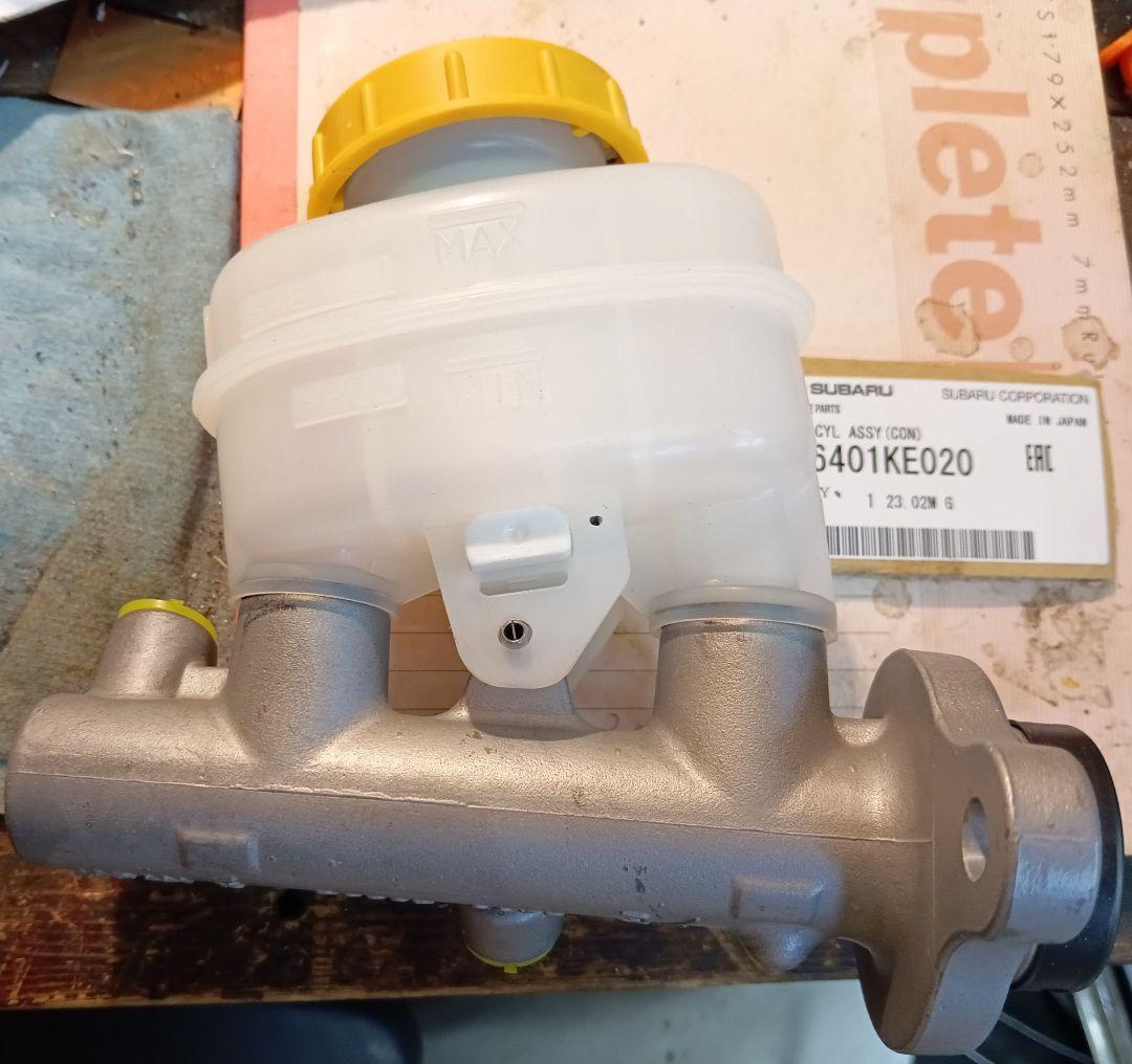 未使用Subaru ブレーキマスターシリンダー 26401KE020