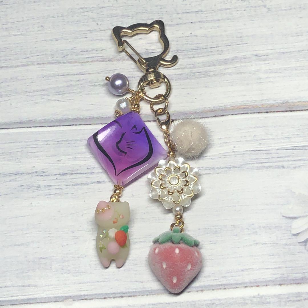 【2389】ぐでねこ　チャーム　レジン　キーホルダー　苺　猫柄　ハンドメイド