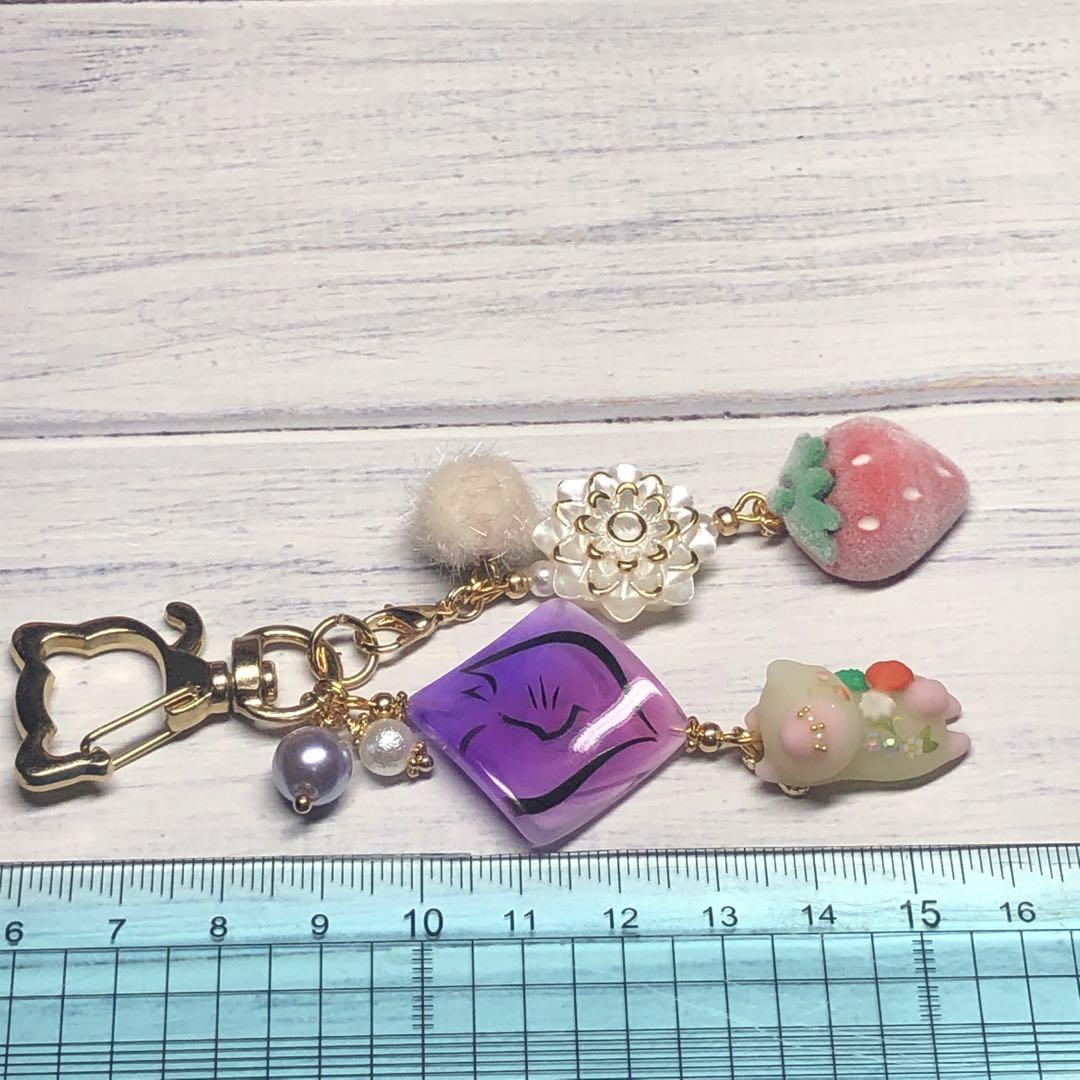 【2389】ぐでねこ　チャーム　レジン　キーホルダー　苺　猫柄　ハンドメイド