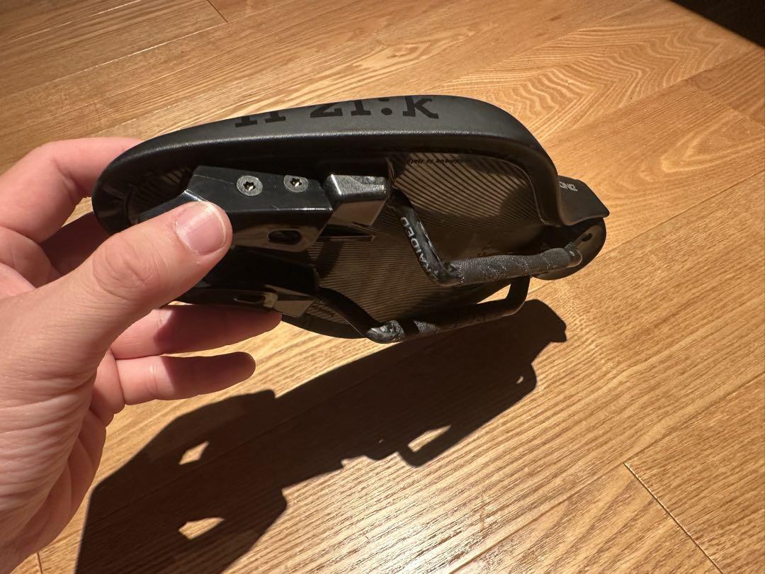 fizik Tritone カーボンサドル