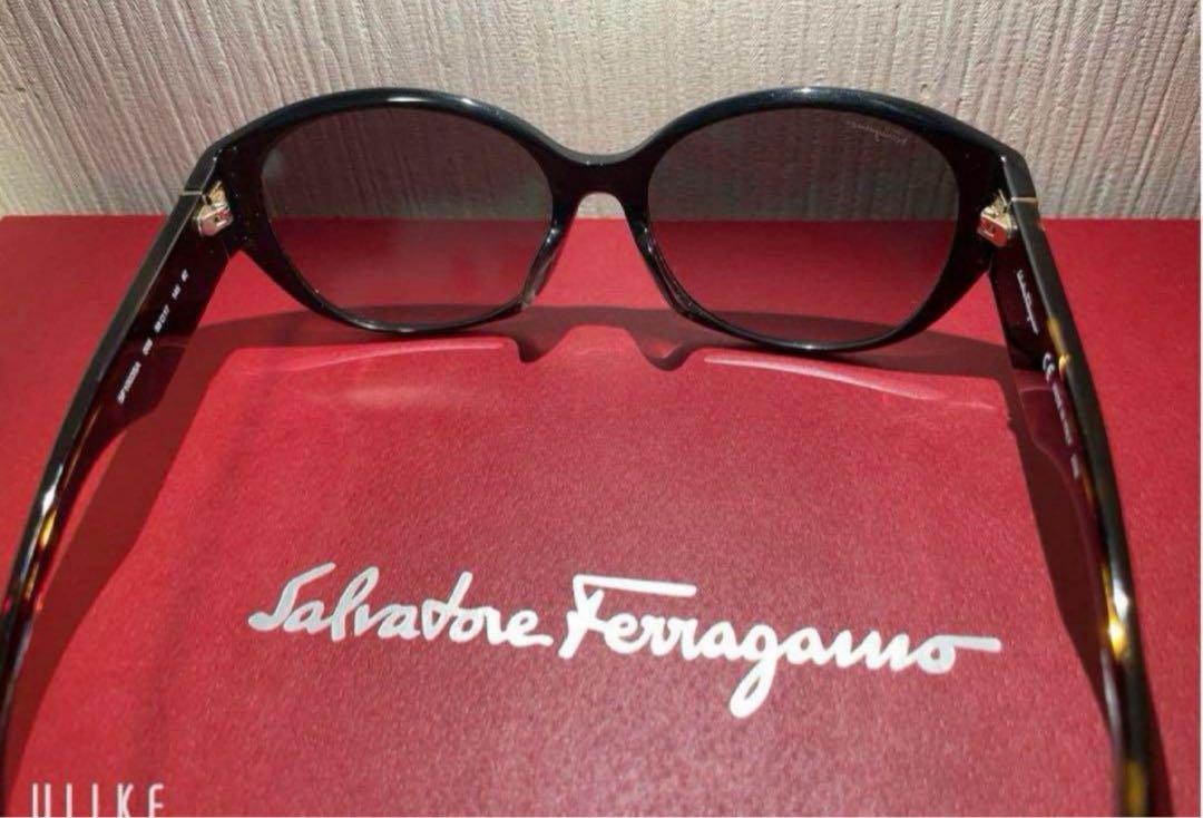 k*o様 Salvatore Ferragamo キャットアイサングラス Salvatore Ferragamo ブラック キャットアイ サングラス - メルカリ
