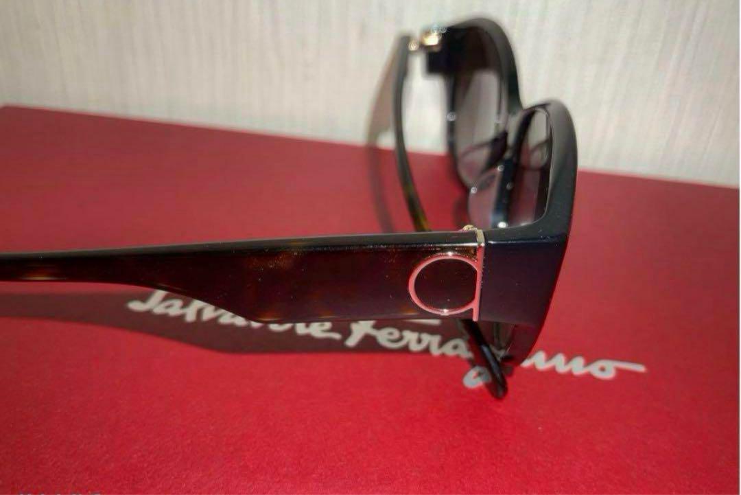 k*o様 Salvatore Ferragamo キャットアイサングラス Salvatore Ferragamo ブラック キャットアイ サングラス - メルカリ