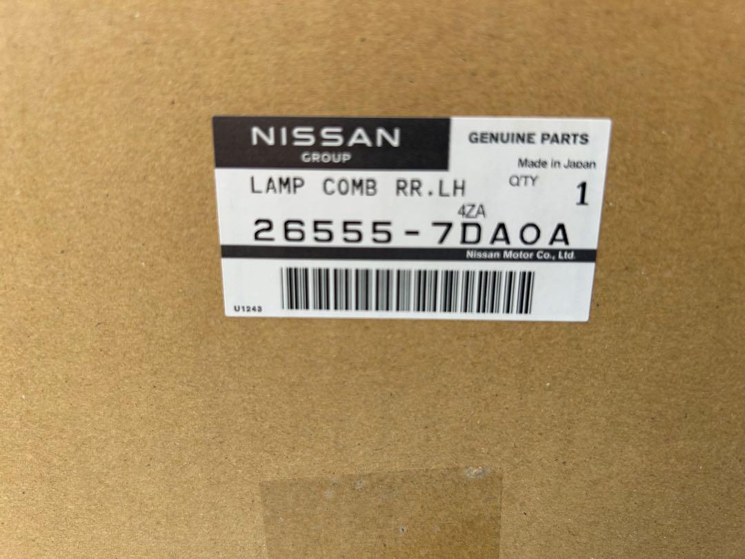 日産 セレナC28 左テールレンズ　中古品