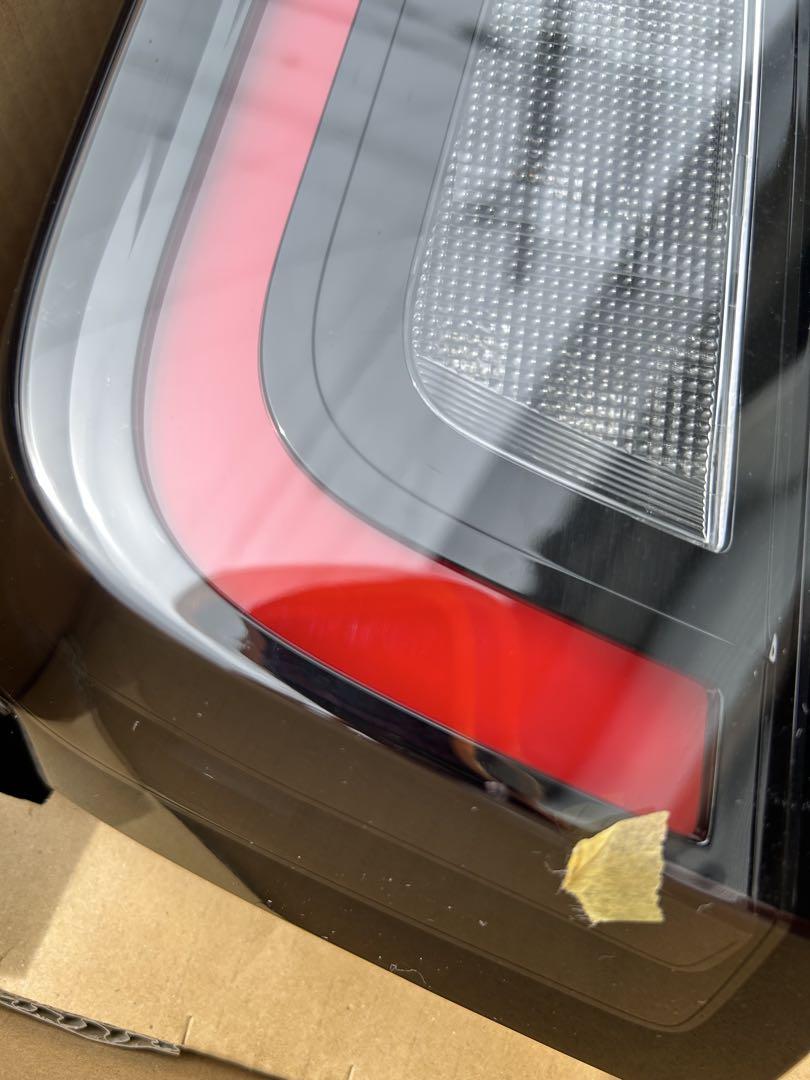 日産 セレナC28 左テールレンズ　中古品