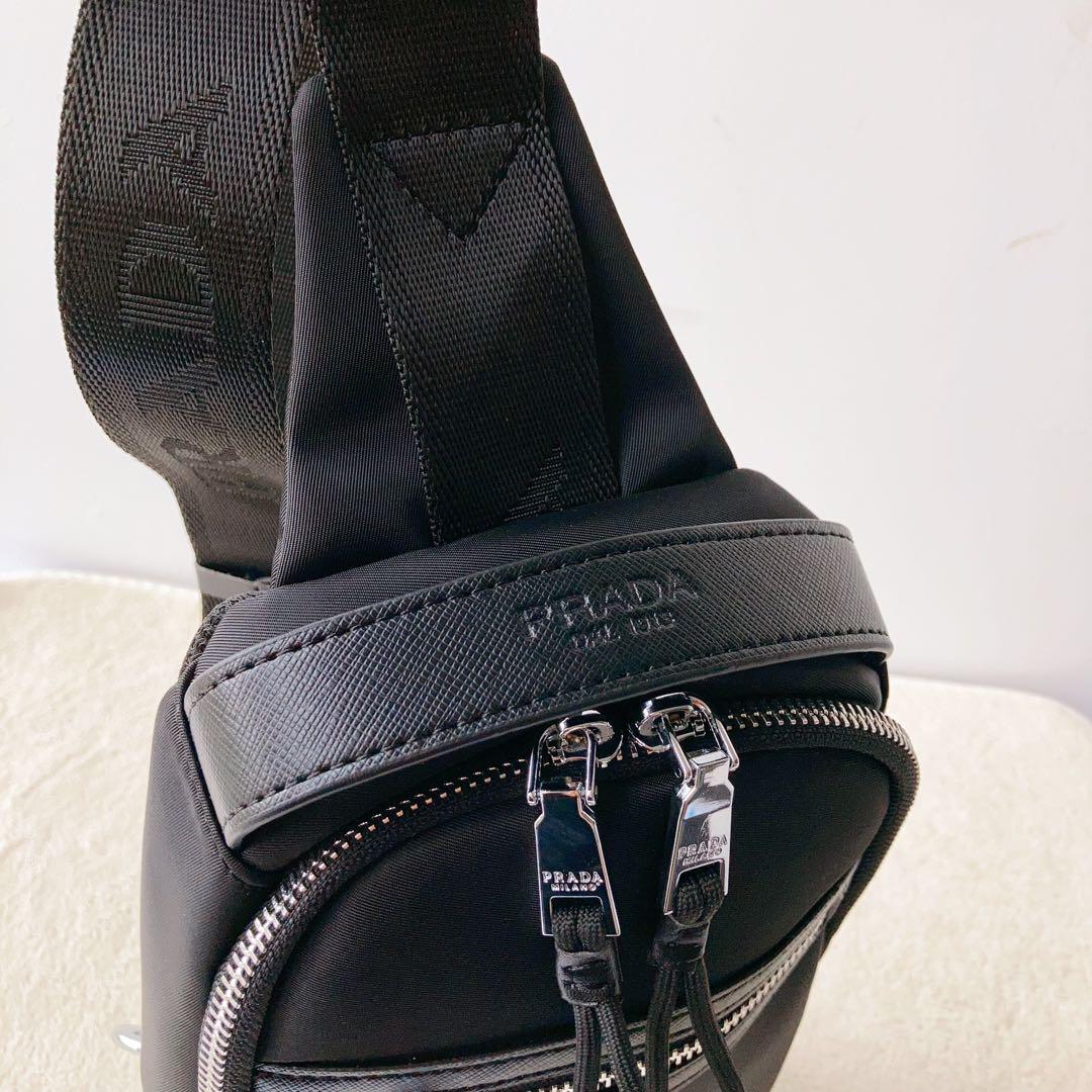 PRADAボディーバッグ ショルダーバッグ - バッグ快適