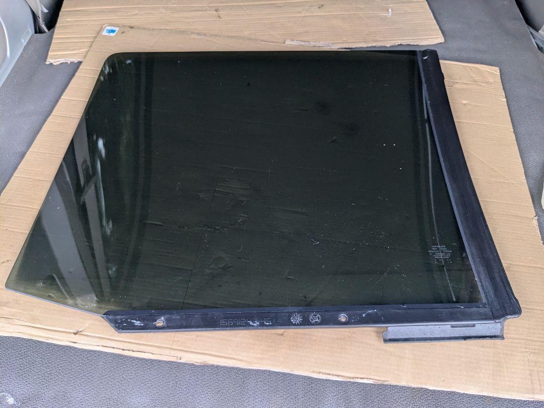 サバーバン　タホ　95-99 サイドガラス　左　DOT22 M934