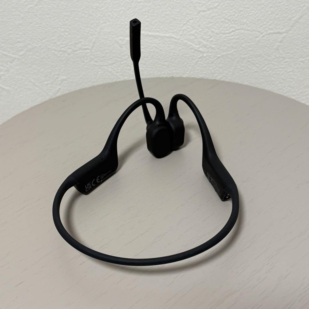 Shokz OpenComm 本体と充電ケーブルのみ