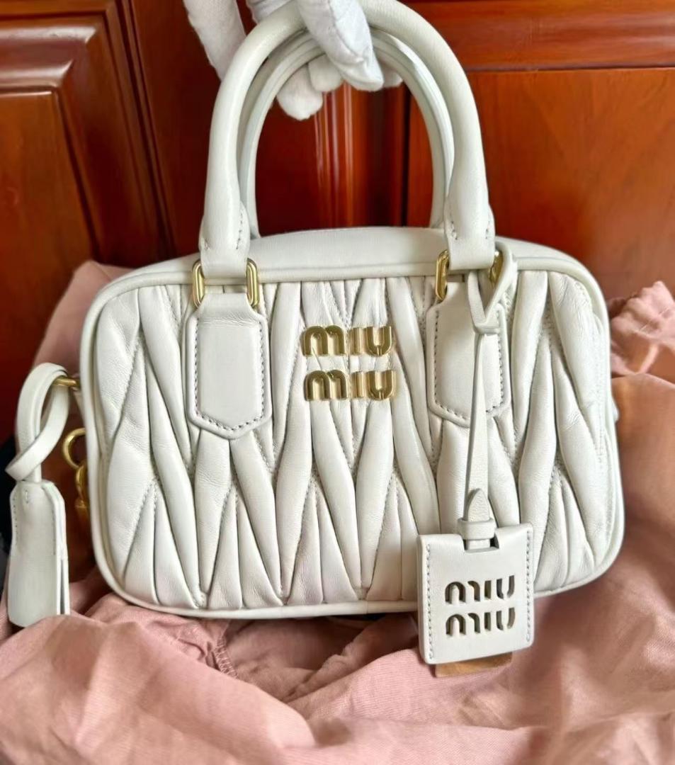 miumiu キルティングバッグ miu miu ホワイトキルティングバッグ - メルカリ