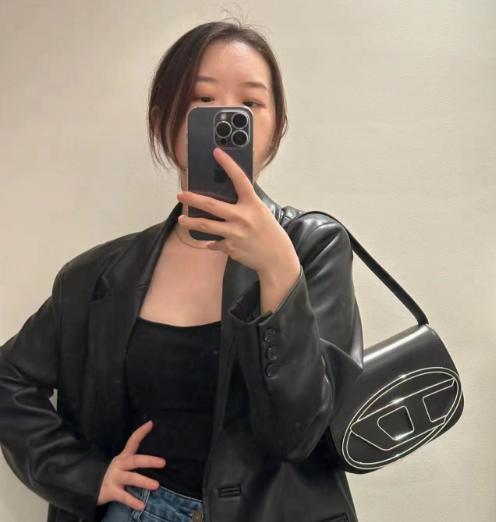 DIESEL ロゴ入り ブラックショルダーバッグ 1DR XS Bag Woman: leather mini Bag with D logo plaque | Diesel