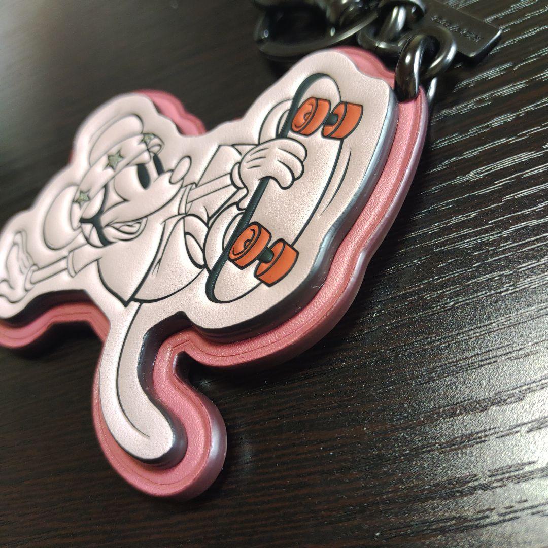 【ディズニーコラボ】COACH　コーチ　キーホルダー　チャーム　スケボー