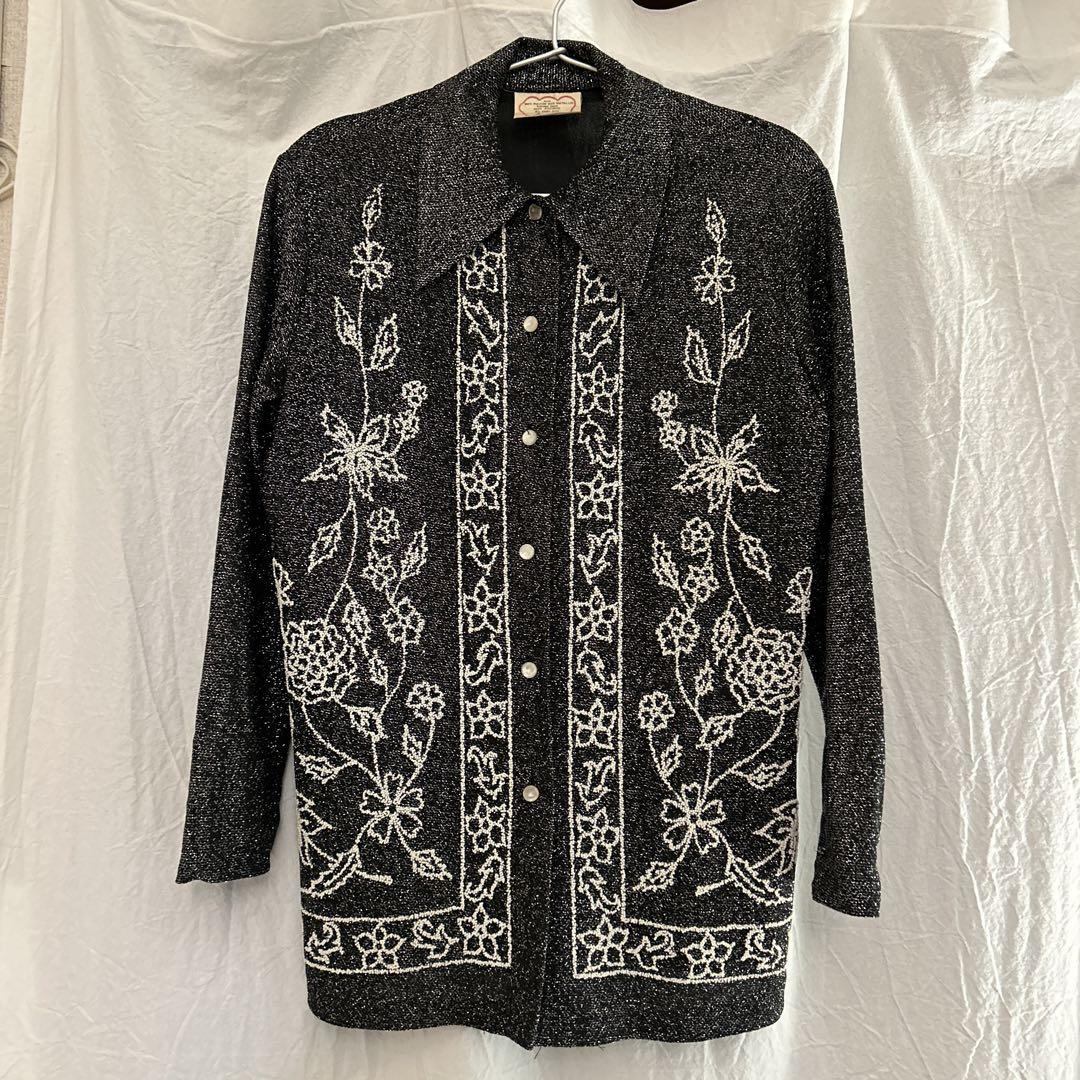 花柄刺繍入り黒シャツ　ビーズ刺繍