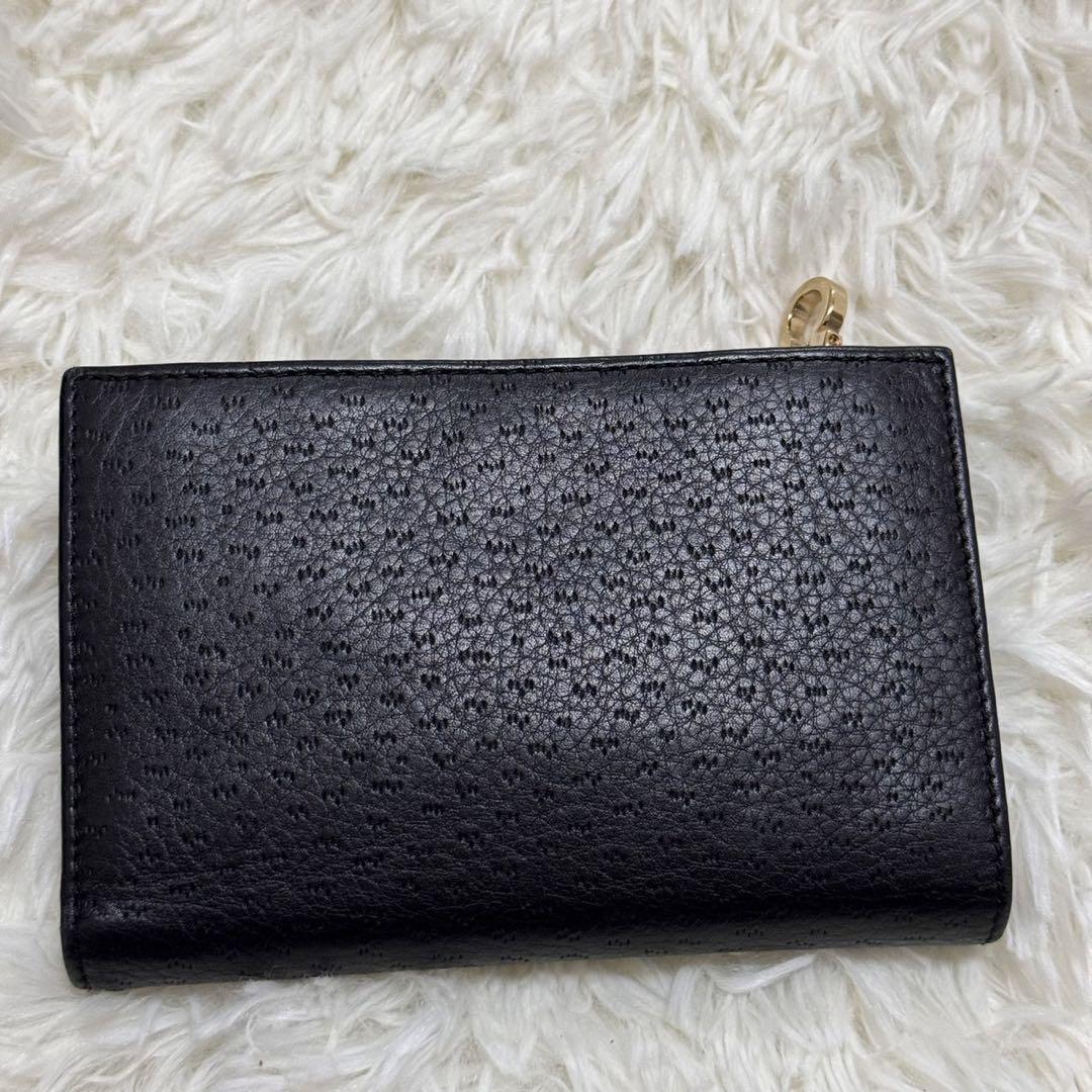 フェラガモ　ブラックレザー 二つ折り財布 ゴールド金具 ✨美品✨フェラガモ二つ折り財布ブラックレザーゴールド金具