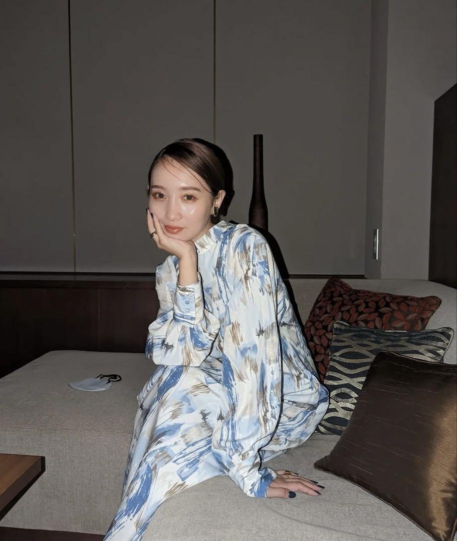 y/m 村岡美里さん アート柄ワンピース ブルー - メルカリ