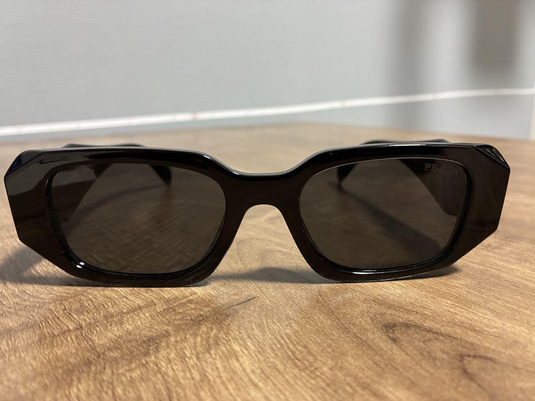 PRADA SPR04L スクエア サングラス Y2K ブラック カーブ Prada Eyewear スクエアフレーム サングラス | ブラック