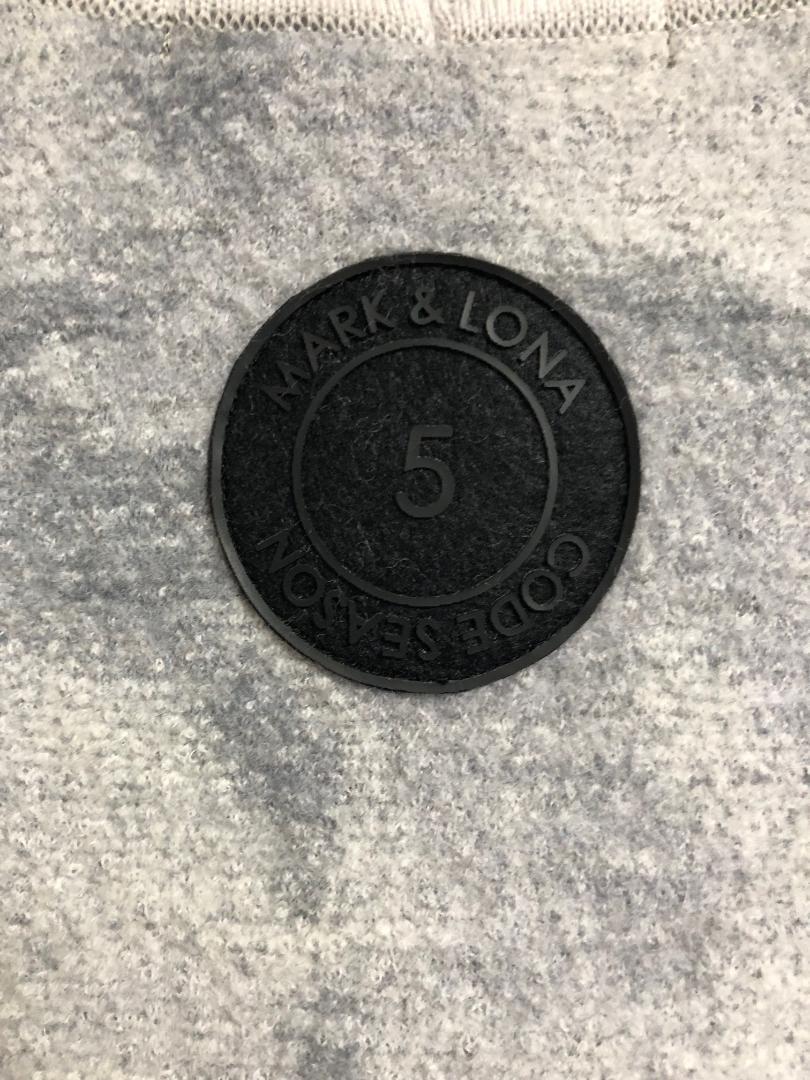 新品 MARK&LONA ワッペン ロゴ 迷彩 タートルネック ニット