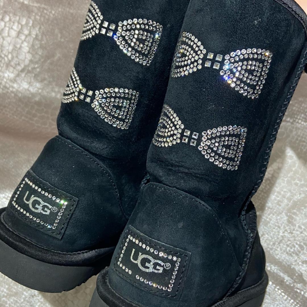 美品 スワロフスキー 黒 ムートンブーツ 靴 85vKO-m87382372864 UGG アグ 23cm りぼん 特価正規品
