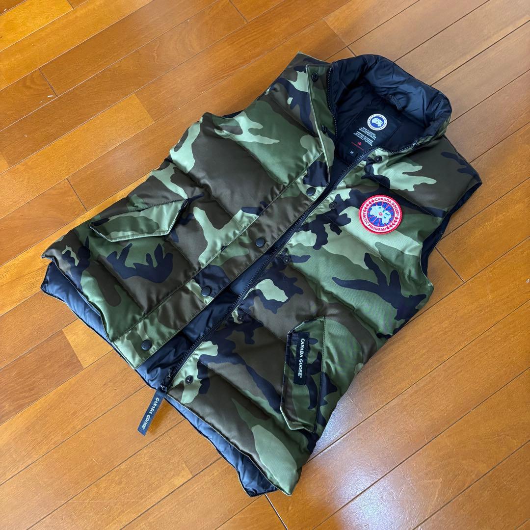 美品!Canada Goose カナダグース 迷彩 カモフラ ベスト Sサイズ 美品!Canada Goose カナダグース 迷彩 カモフラ ベスト Sサイズ