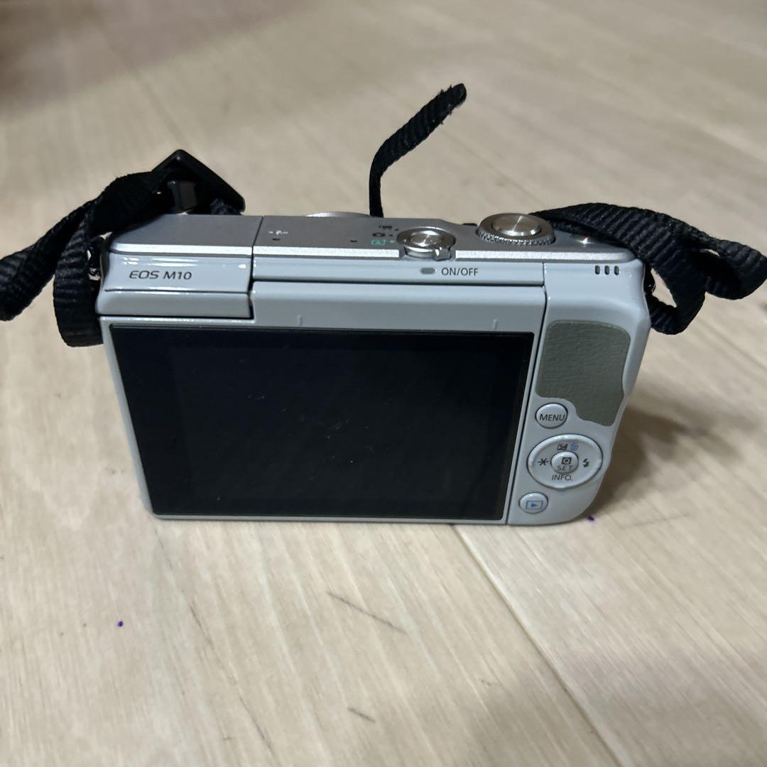EOS M10