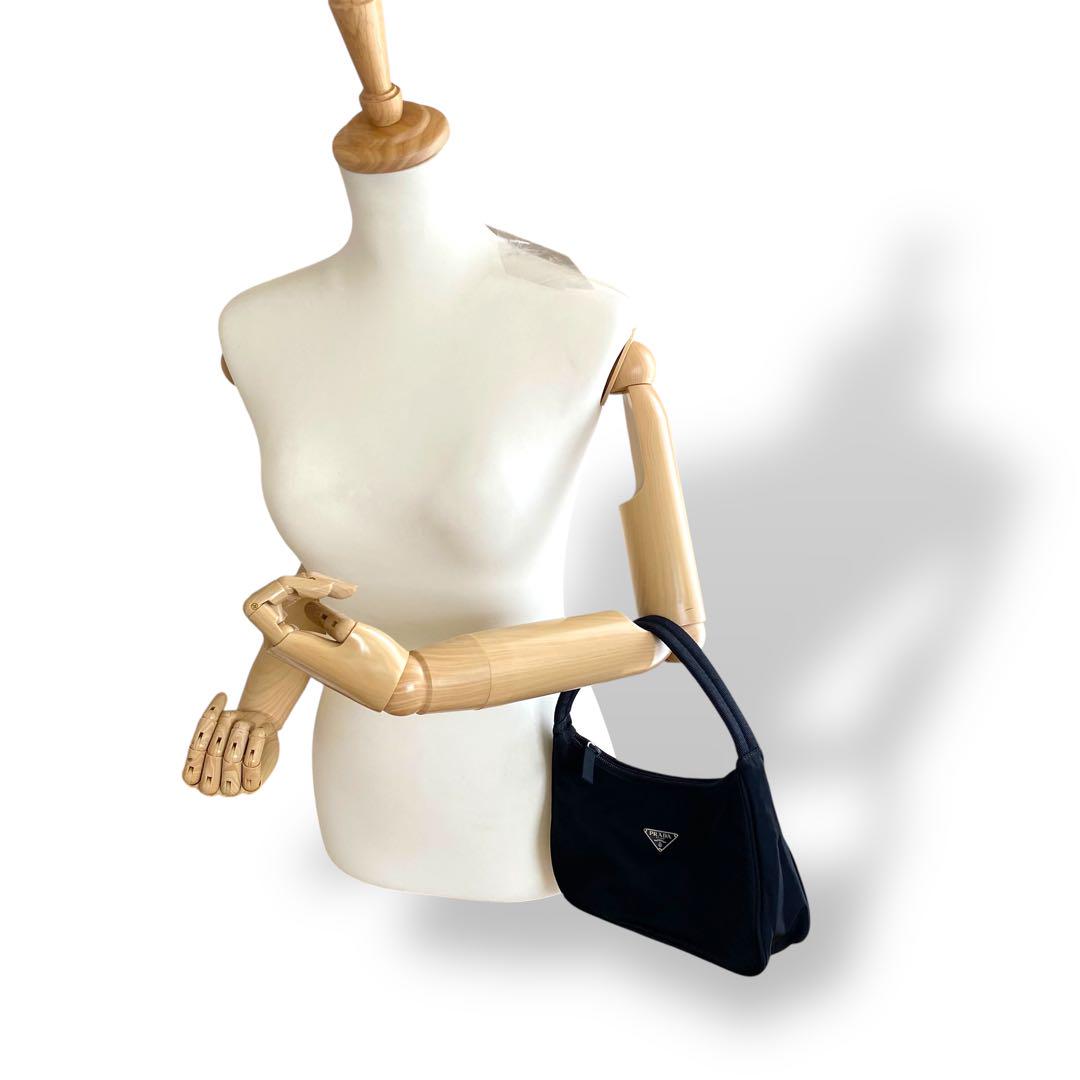 極美品　PRADA プラダ　アクセサリーポーチ　ナイロン　三角プレート　ブラック