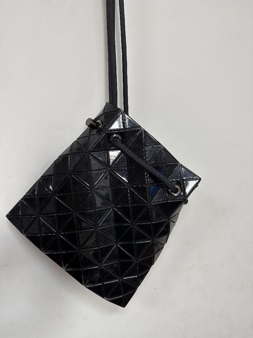 美品　ISSEY MIYAKE イッセイミヤケ　ショルダーバッグ　巾着　革　黒 イッセイミヤケISSEY MIYAKE GOOD GOODS 洗い染め巾着ミニバッグ
