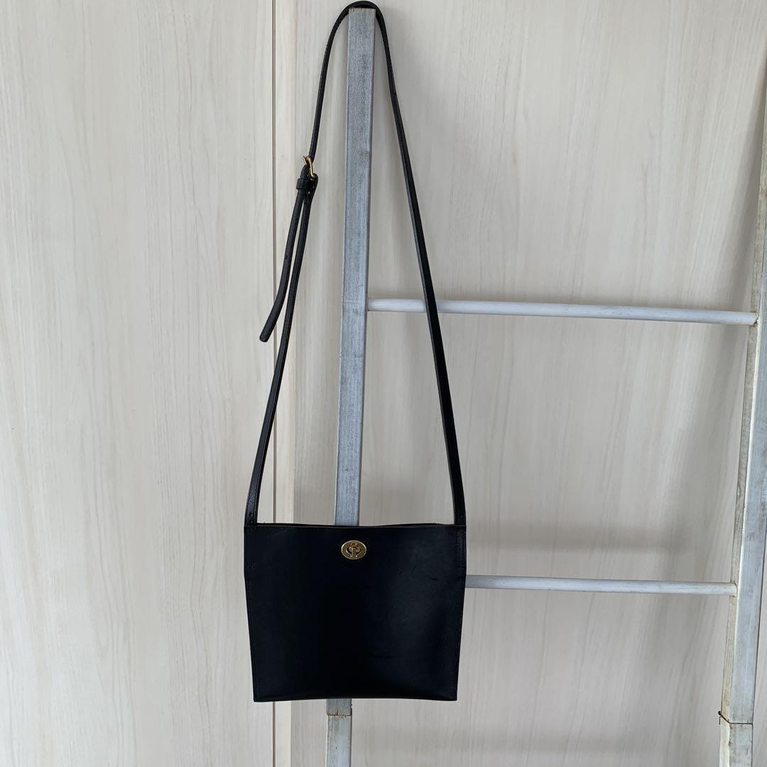 ブラック ショルダーバッグ ゴールド金具