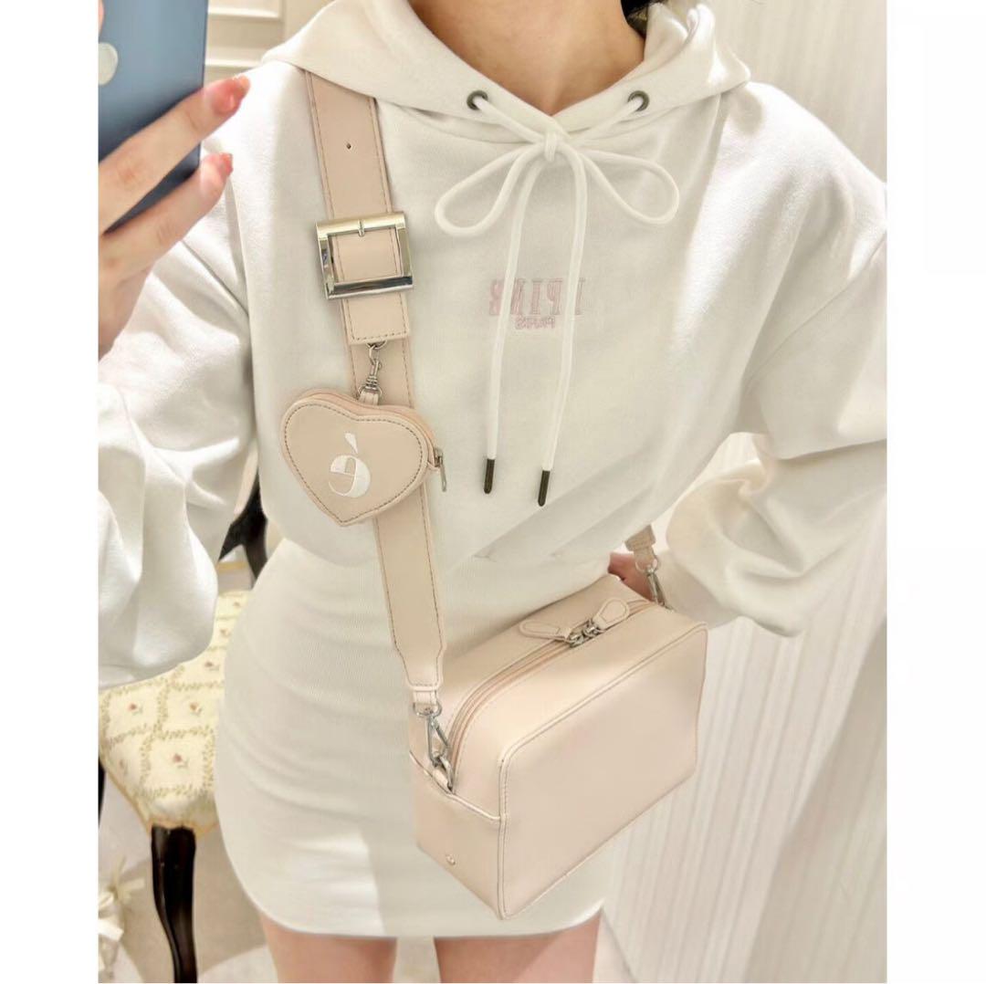 é Heart pouch shoulder strap bag