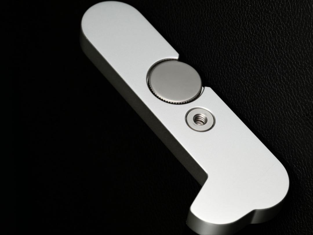 通販サイト一覧 新品同様Leica Handgrip M シルバー/ブラック 24019 元箱 - メルカリ デジタルカメラ