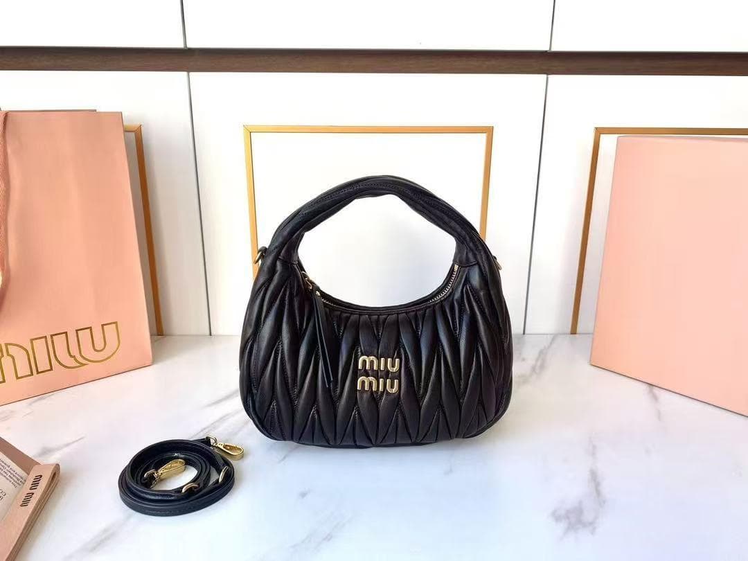 miu miu ブラックショルダーバッグ