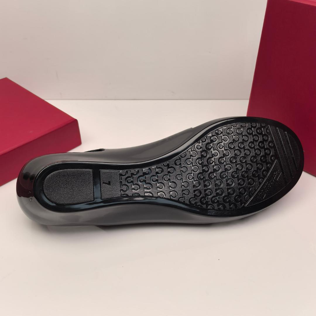 新品Ferragamo フェラガモ ブラック ジェリーサンダル スクエアバックル 新品Ferragamo フェラガモ ブラック ジェリーサンダル スクエアバックル