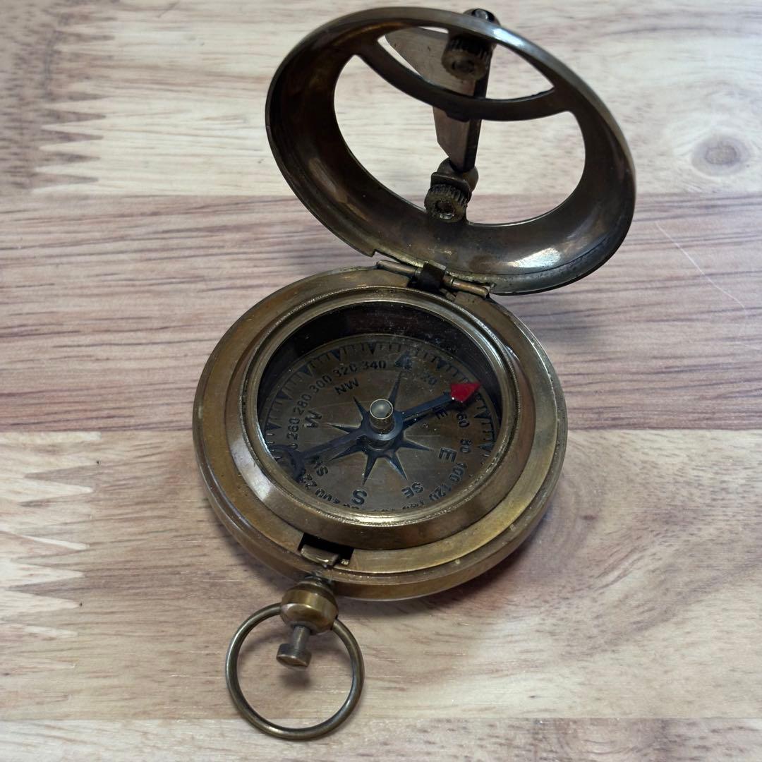 [新品]ブラス コンパス 羅針盤 方位磁石 日時計 真鍮 製図 海賊 撮影 小道具 英国海軍 アンティーク レトロ クラシック ビンテージ 真鍮 コンパス（二重リング付き）方位磁石 携帯 ブラス 旅行グッズ
