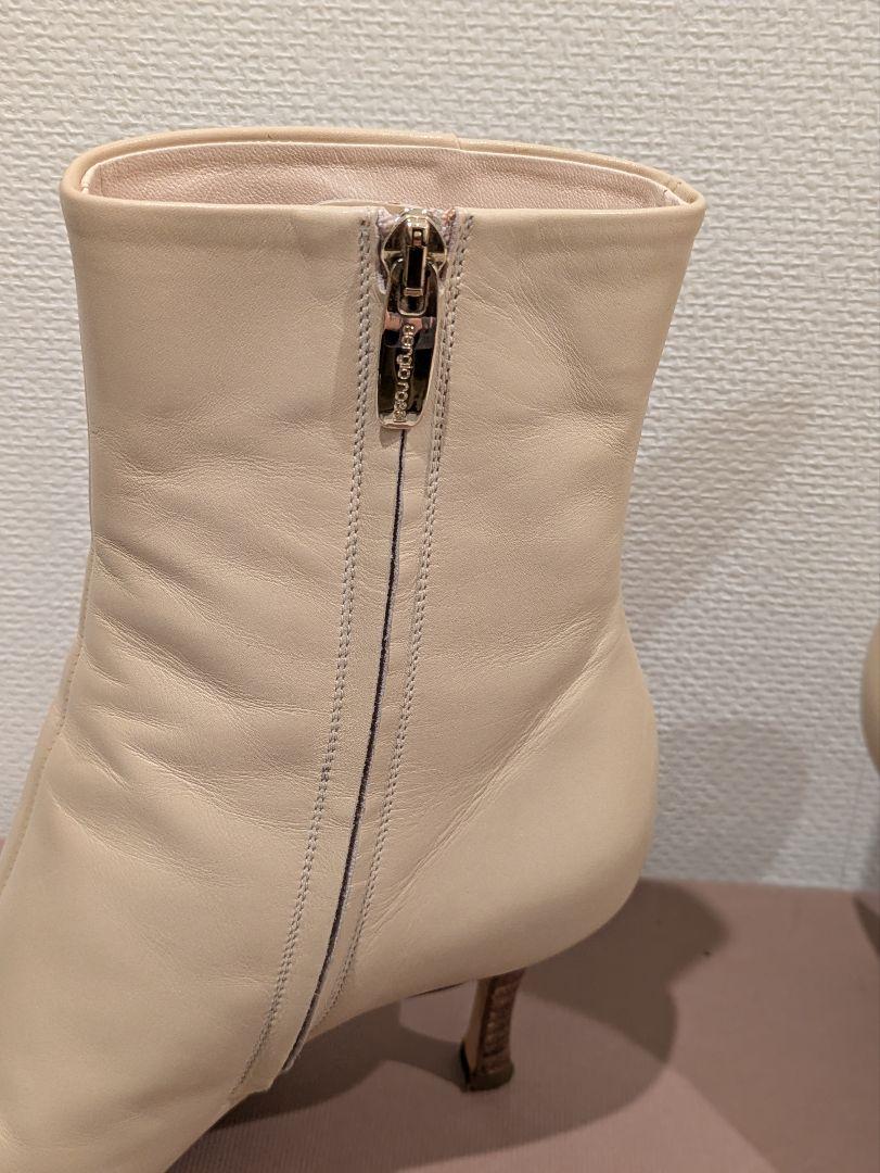 ベージュのショートブーツ セルジオロッシ