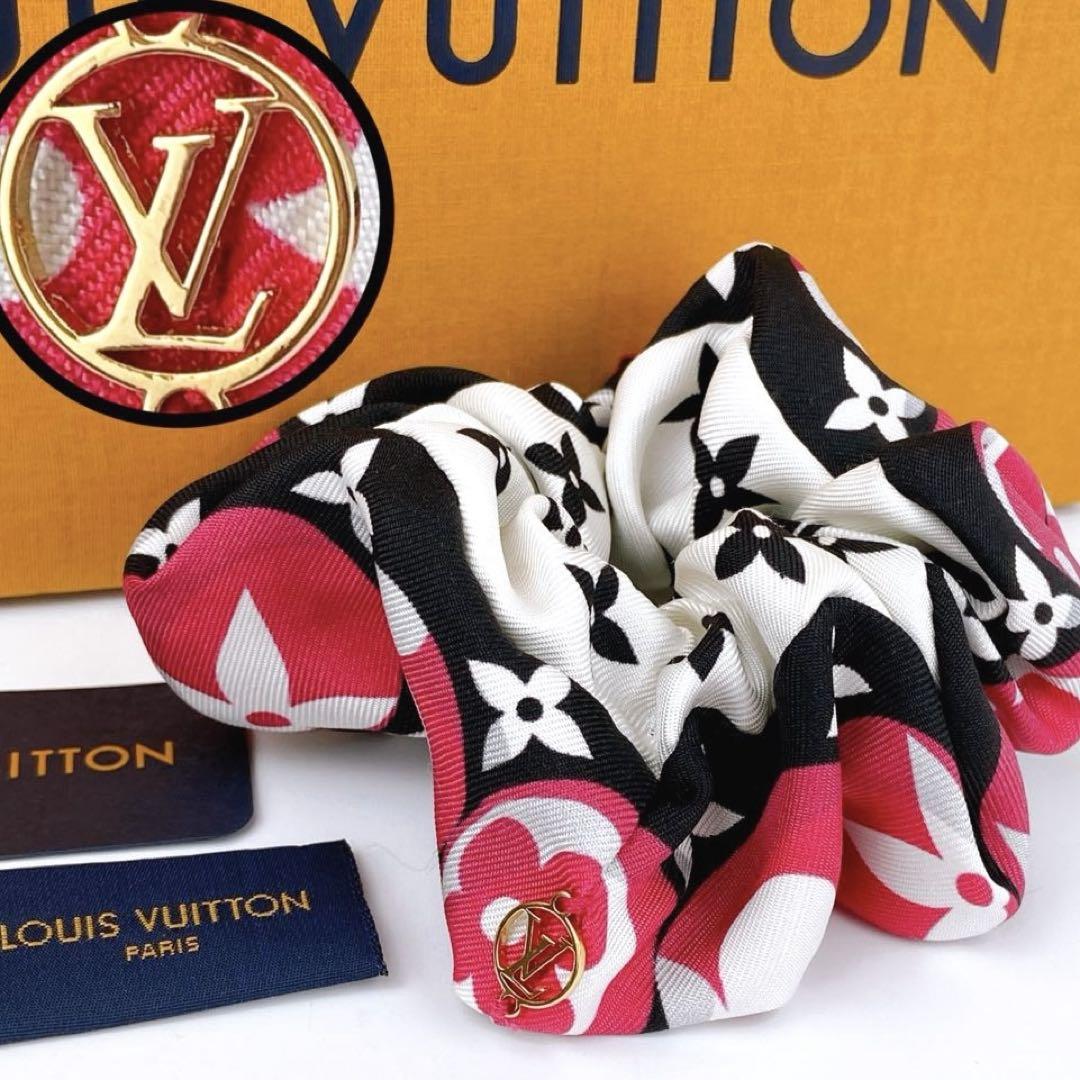 美品 VUITTON シュシュ モノグラム マルチカラー ロゴ金具