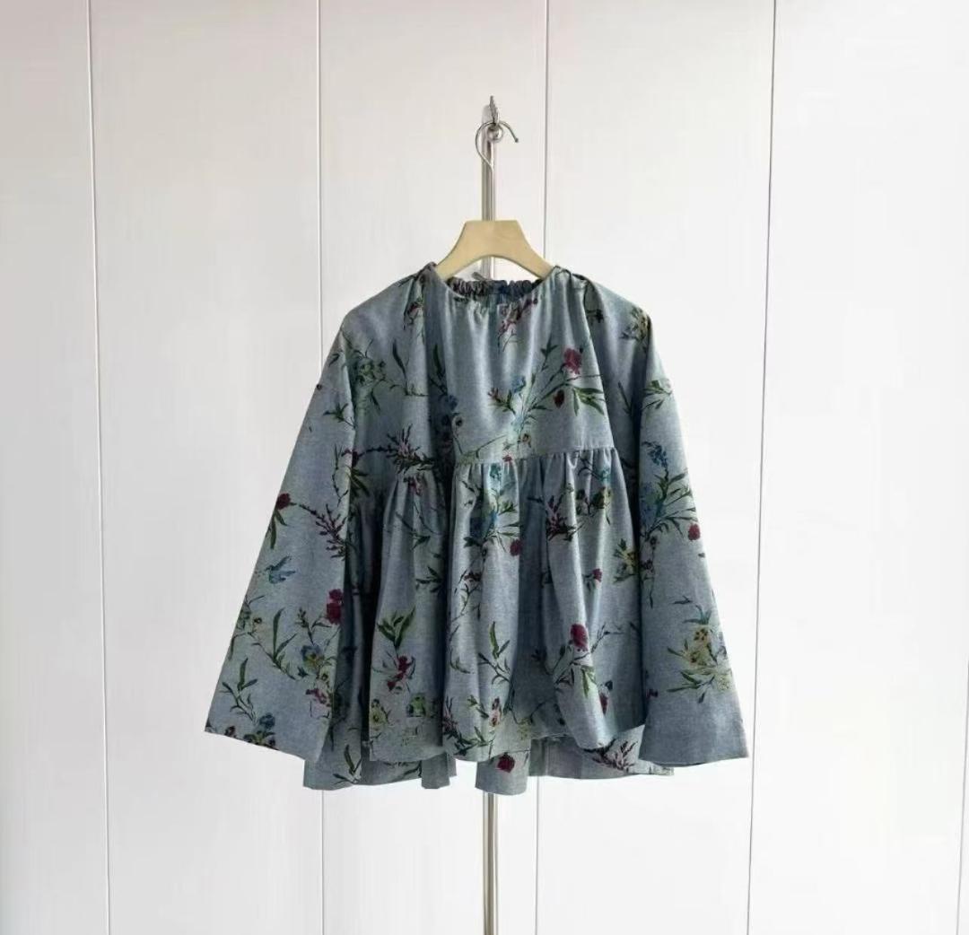 【特別セール品】 25春夏 45R コットン100％ フリルシャツ 花柄プリント トップス