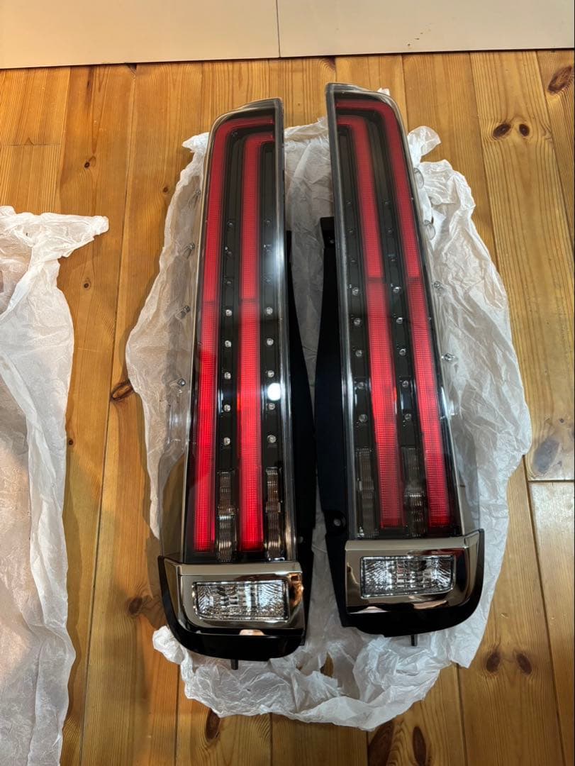 ノア80系 純正テールランプ 新車外し ノア80系 純正テールランプ 新車外し