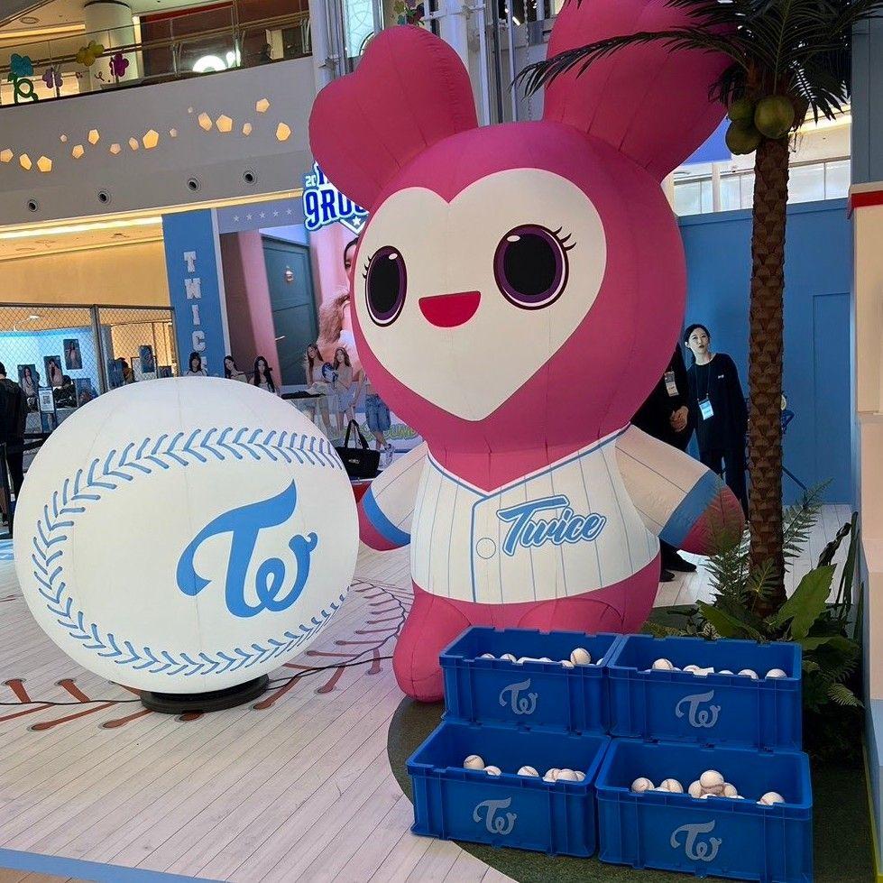 TWICE ベースボール スタジアム ジャンパー グッズ
