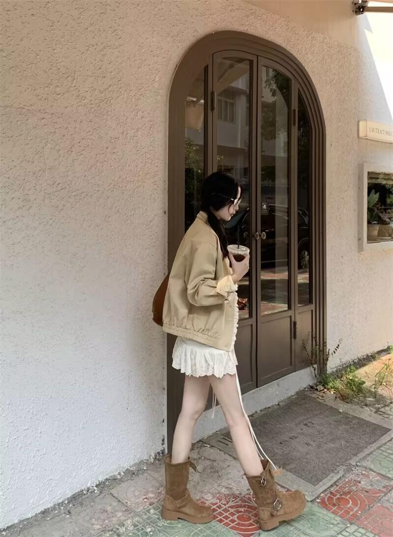 プレッピースタイルのガーリーなレースのショートトレンチコート