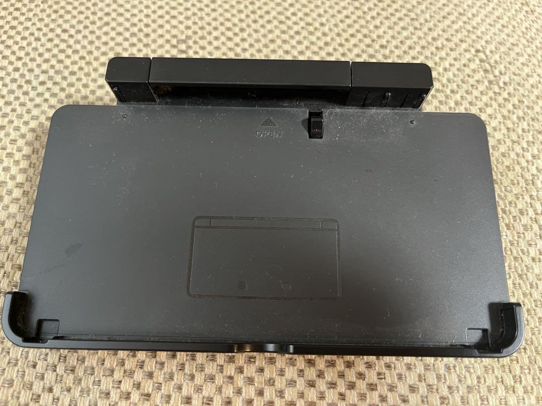 任天堂3DS レッド本体、充電器、スタンド、タッチペン(初期化・動作確認済)