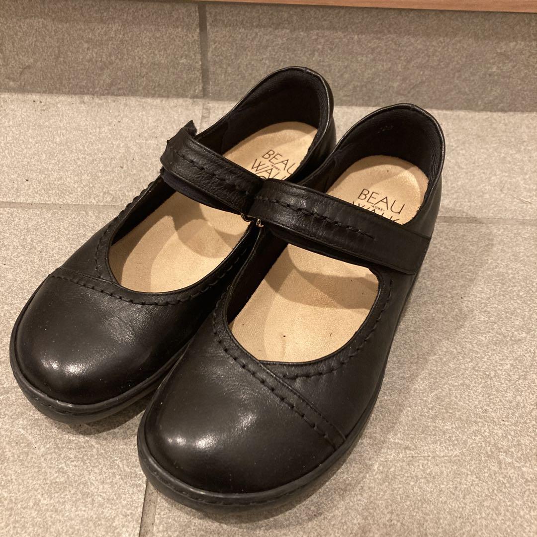 BEAU WALK KOBE 黒いストラップ付きフラットシューズ　22.5cm