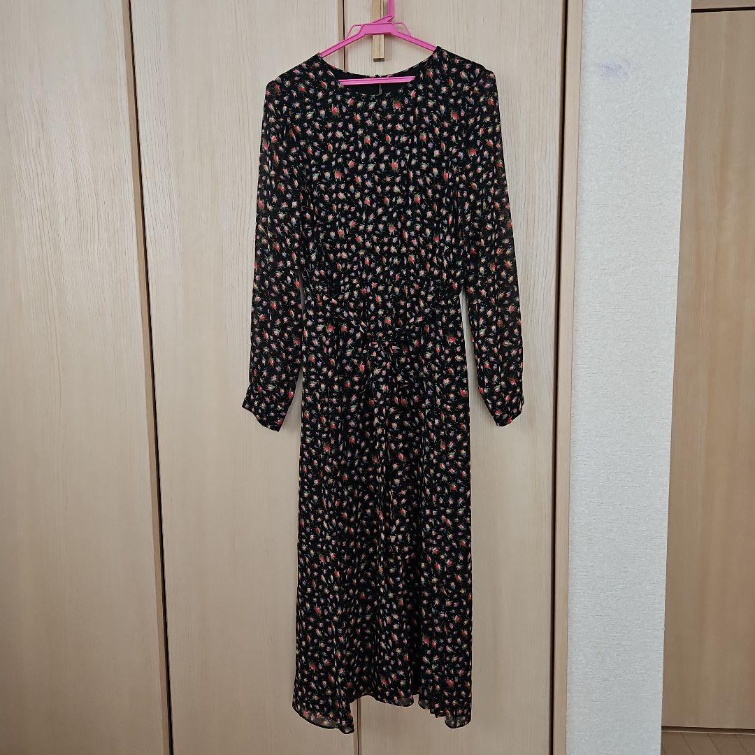 新品　ZARA　黒地に花柄の長袖ロングワンピース　L