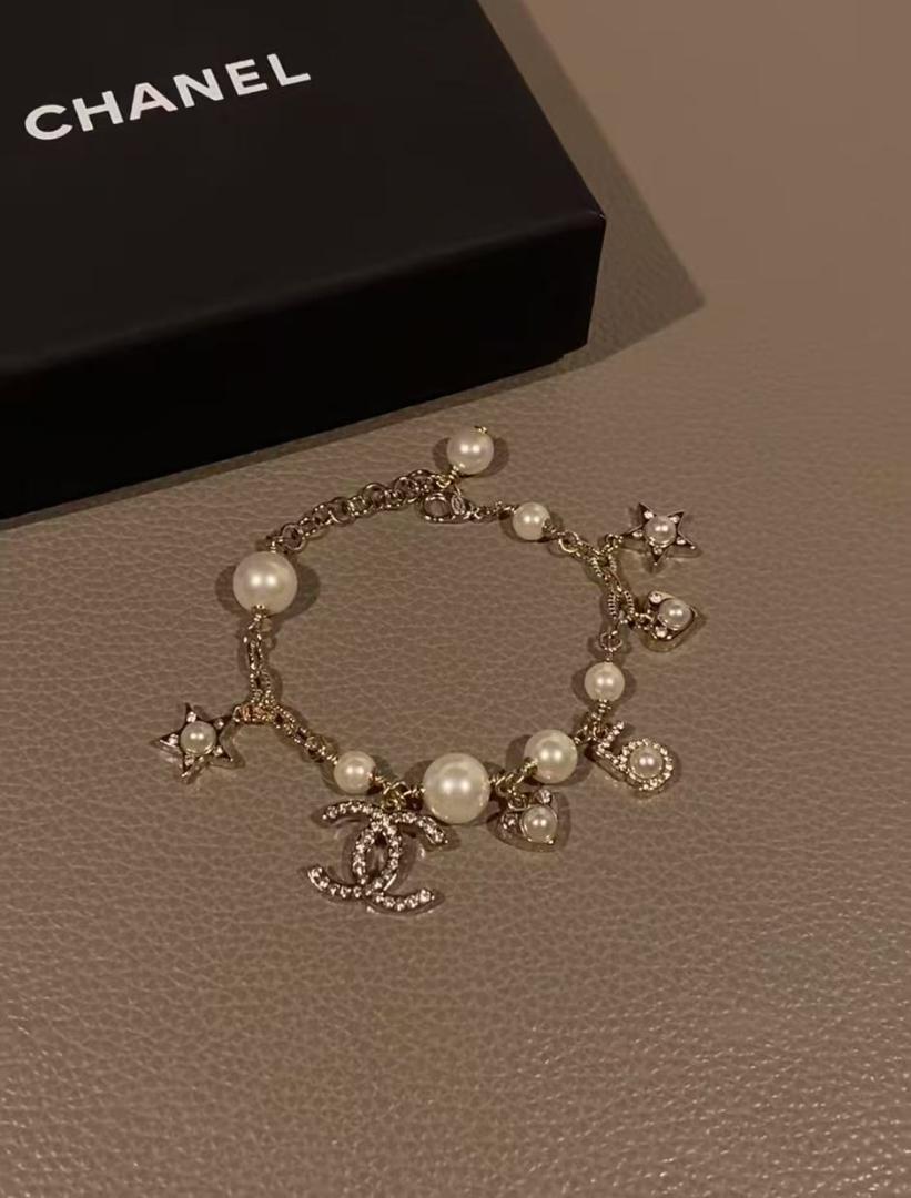 CHANEL チャーム付きブレスレット