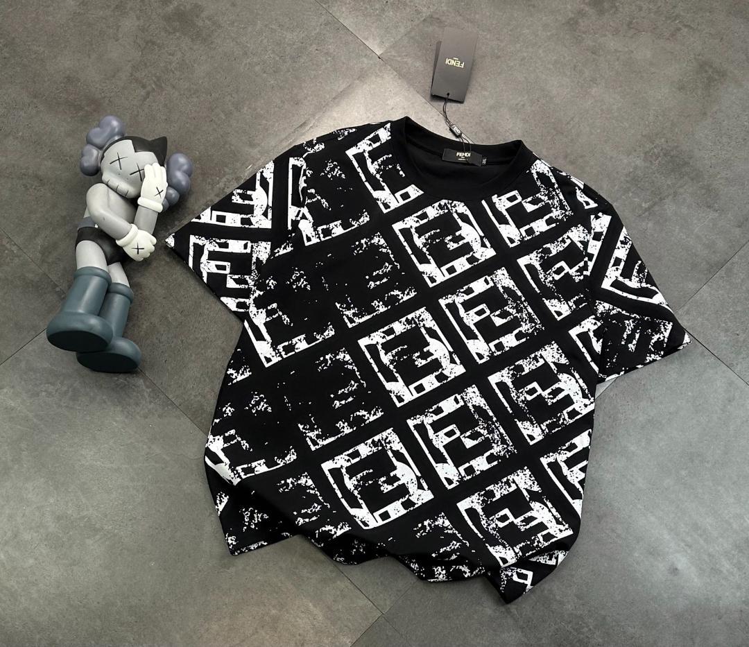 FENDI オーバーサイズTシャツ FENDI オーバーサイズ グラフィックTシャツ ブラック/ホワイト