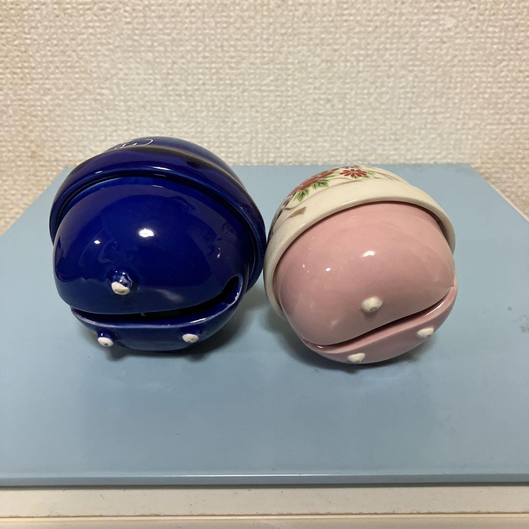 青と黒の彫刻模様の陶器球 土鈴 風鈴 陶器製 土鈴 青い塗料の鈴鳴り 宮崎 鼓模様 和風 涼しげかな