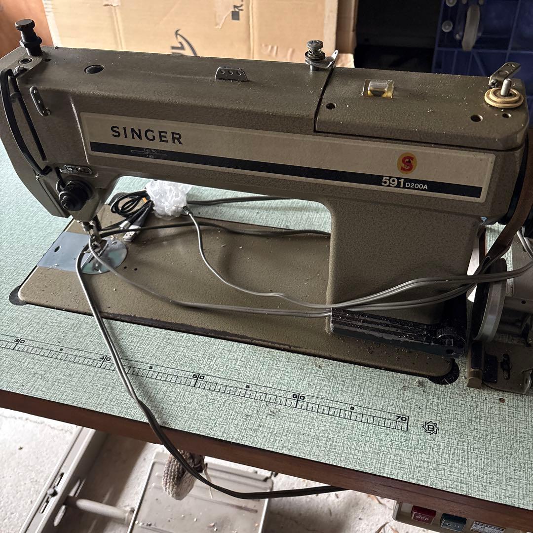 シンガーの工業用ミシン台付き591D200A シンガーの工業用ミシン台付き591D200A