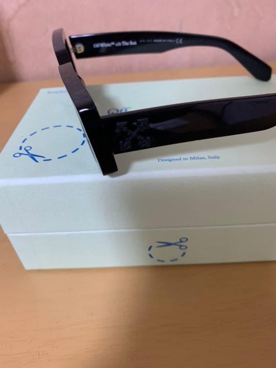 ellow bucks 着用 OFF-WHITE サングラス