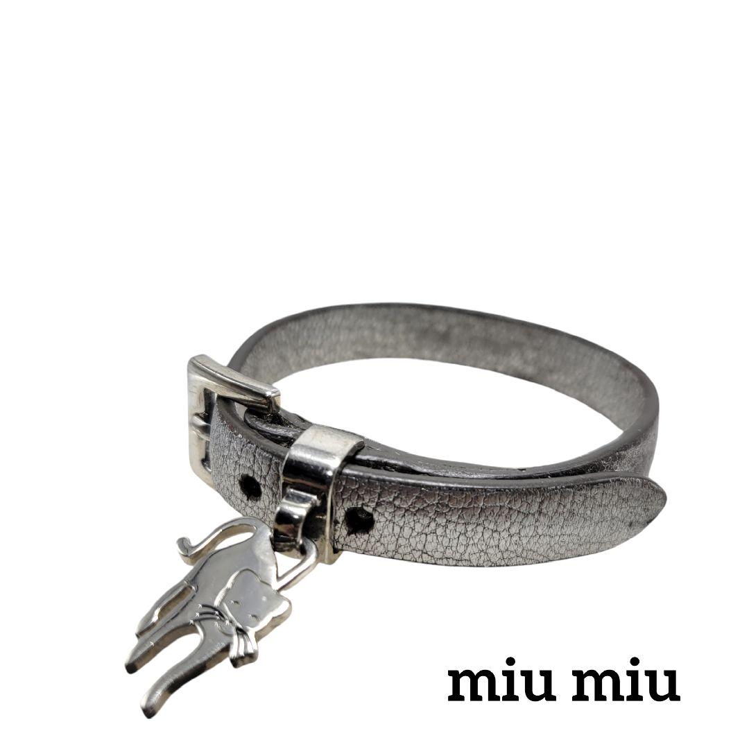 MIU MIU 猫チャーム付きレザーブレスレット