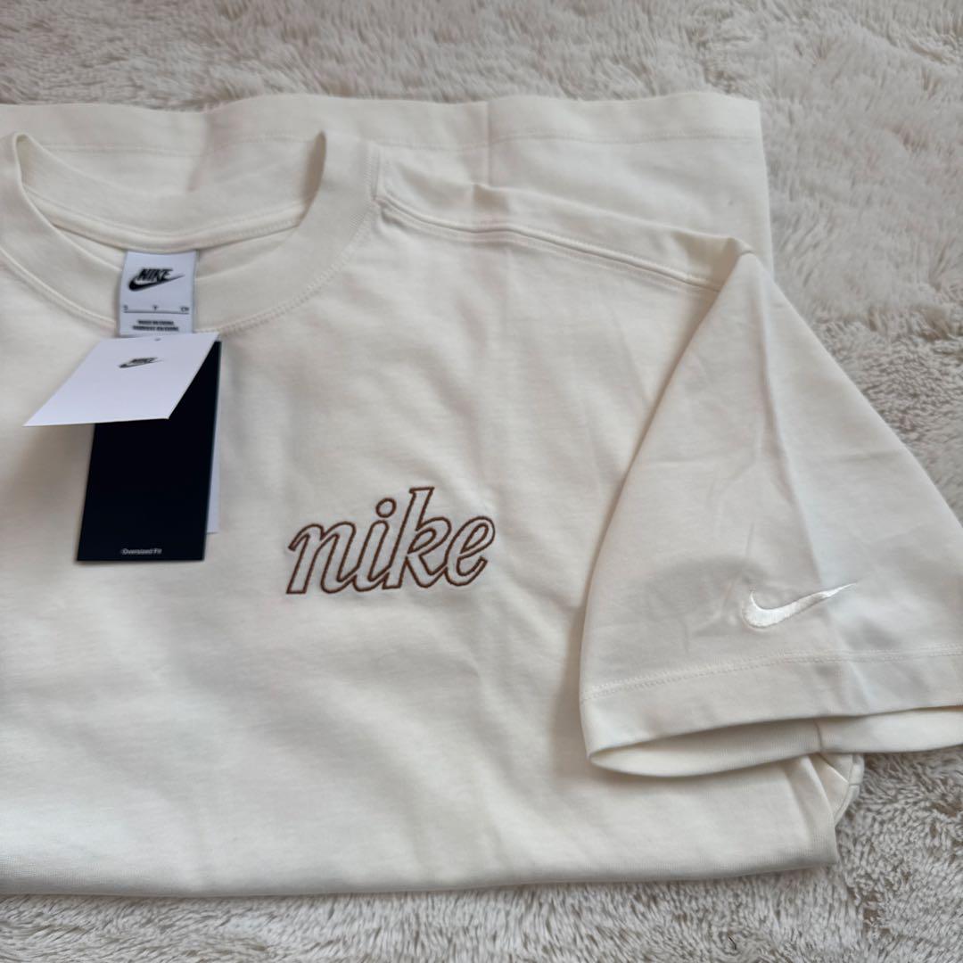 NIKE トップス　新品タグ付き