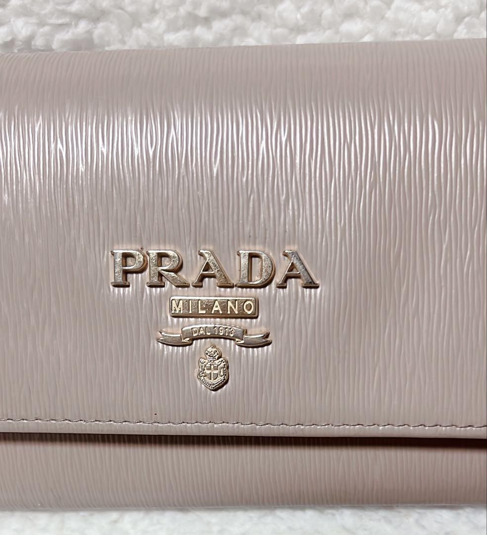 極美品 PRADA プラダ チェーンウォレット 長財布 ベージュ 極美品 PRADA プラダ チェーンウォレット 長財布 ベージュ
