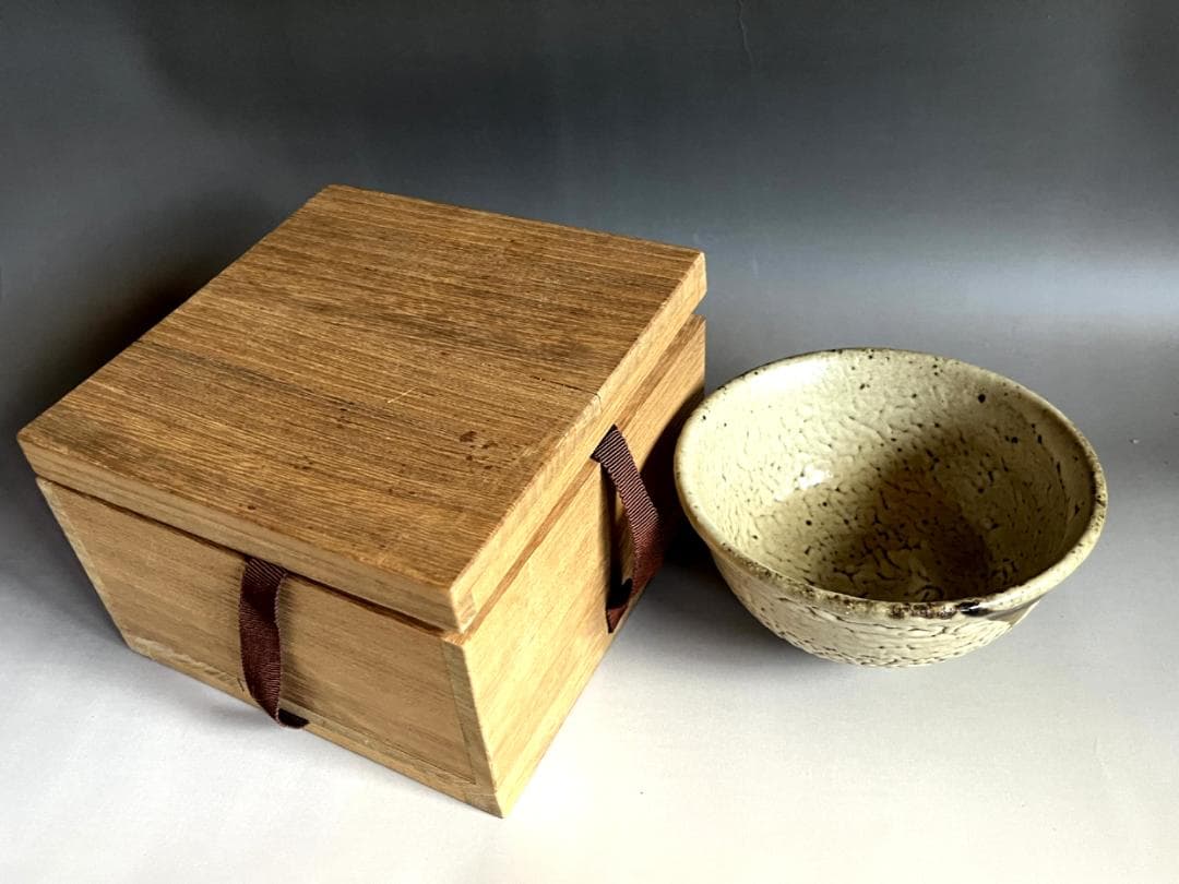茶碗■草文様 北土 梅花皮 抹茶碗 共箱 お茶道具 古美術 時代物 骨董品■ 茶碗□草文様 北土 梅花皮 抹茶碗 共箱 お茶道具 古美術