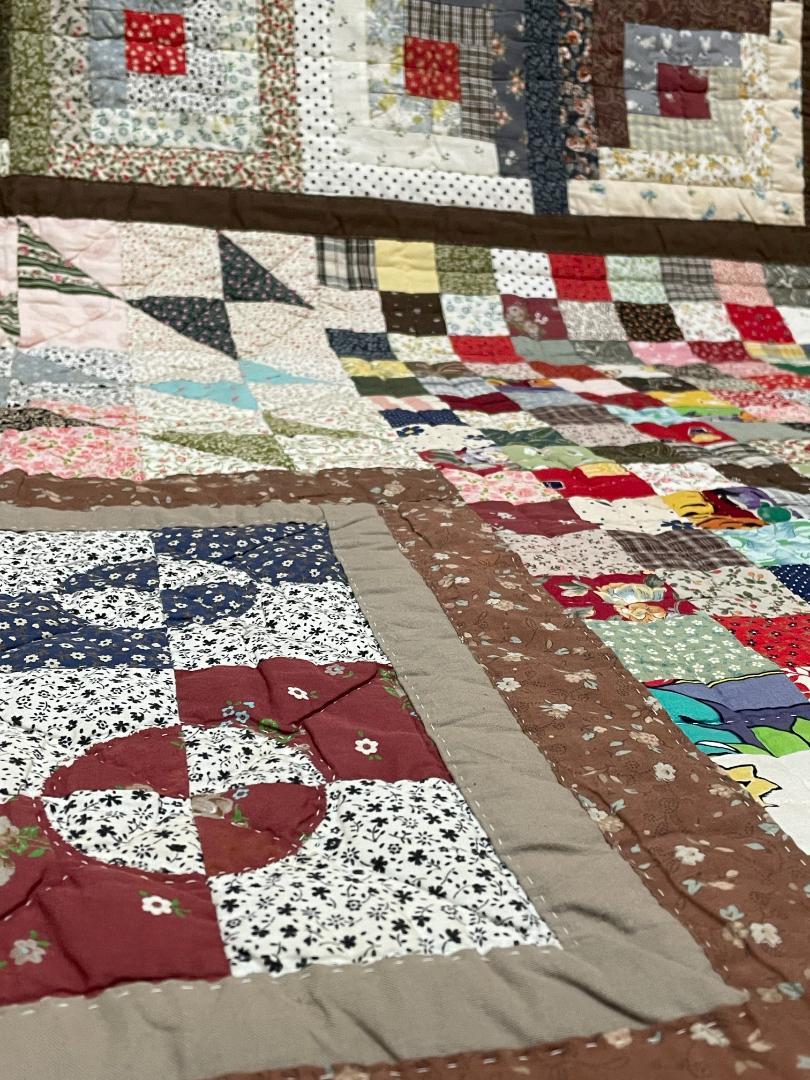 パッチワークキルト・大判 カントリ―調ベッドカバー  ハンドメイド